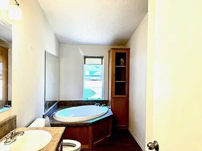 Foto del edificio - For Rent | Spacious 2 Bedroom + Den Home in Ocean Park