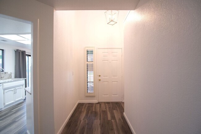 Foto del edificio - Stunning 3-Bedroom 2-bathrooom in the vibrant city of Modesto