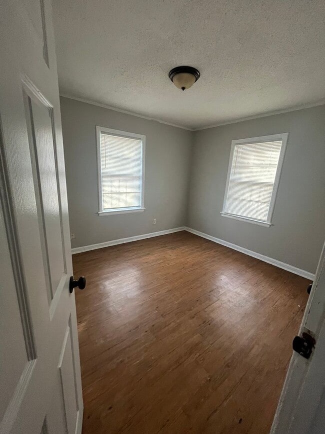 Building Photo - Renovated house in quite Neighborhood