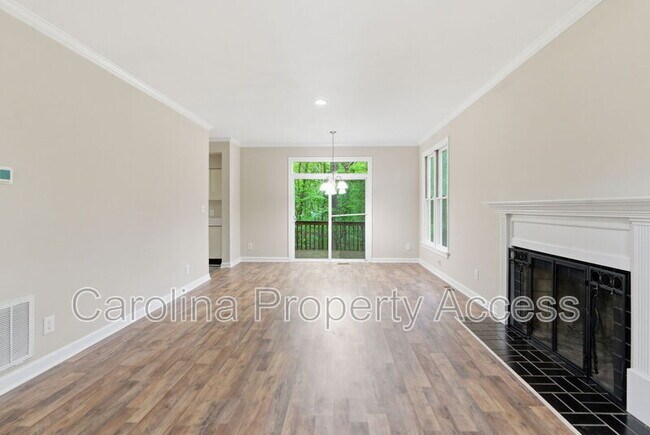 Foto del edificio - 102 Markham Dr
