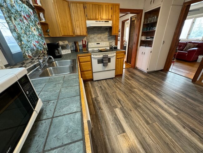 Building Photo - 1215 W Conant St