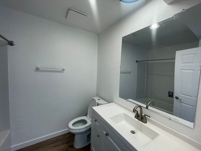 Foto del edificio - Modern 2-Bedroom Apartment in Gated Van Nu...
