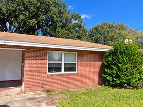 Building Photo - 6075 Longchamp Dr