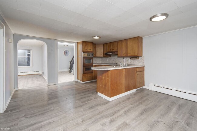 Building Photo - 3 br, 1.5 bath House - 700 2nd Ave