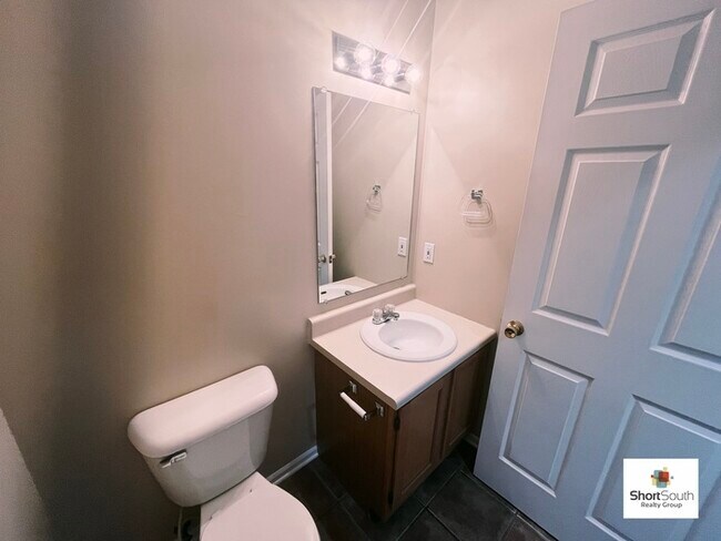 Building Photo - 3 Bed 3.5 Bath Executive Townhome For-Rent...
