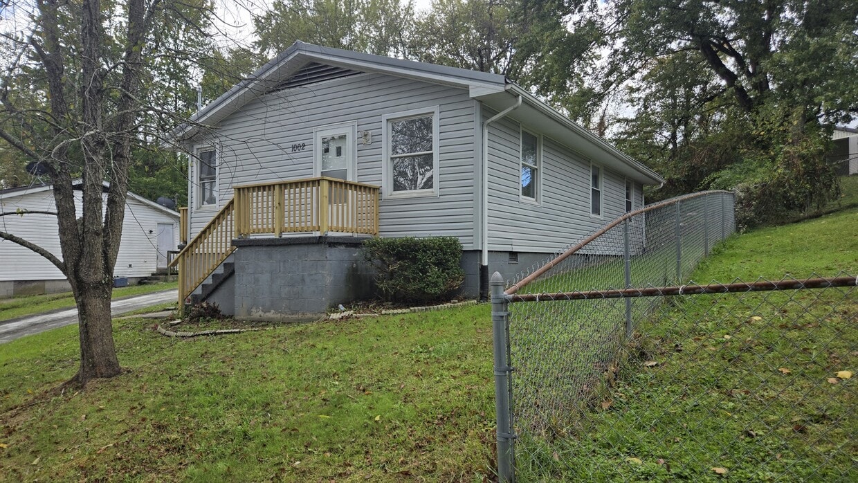 Primary Photo - 1002 Elizabeth St