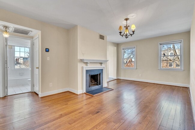 Foto del edificio - Charming Top-Floor 1BR/1BA in Old Town’s Premier Canal Place