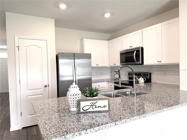 Building Photo - 1213 BALSAM Dr