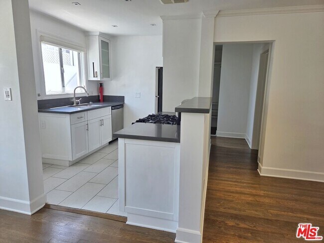 Foto del edificio - 138 San Vicente Blvd