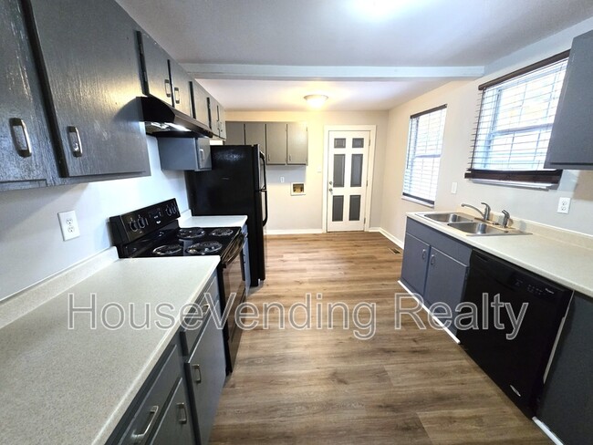 Foto del edificio - 812 Brewster Rd