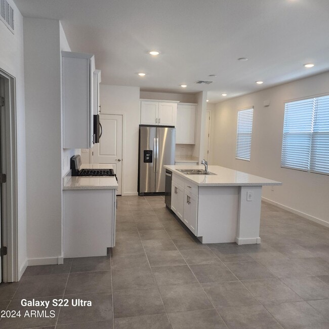Building Photo - 40150 W Wade Dr
