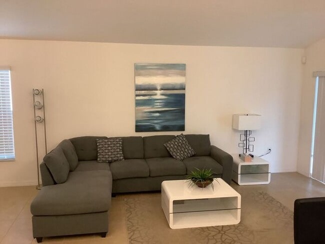 Building Photo - Furnished 4-Bedroom Pool Home in Davenport...