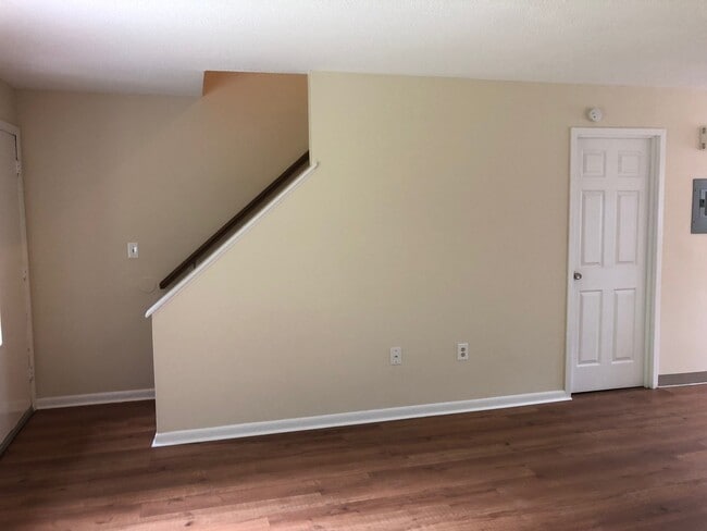 Building Photo - Large Two Bedroom Townhome