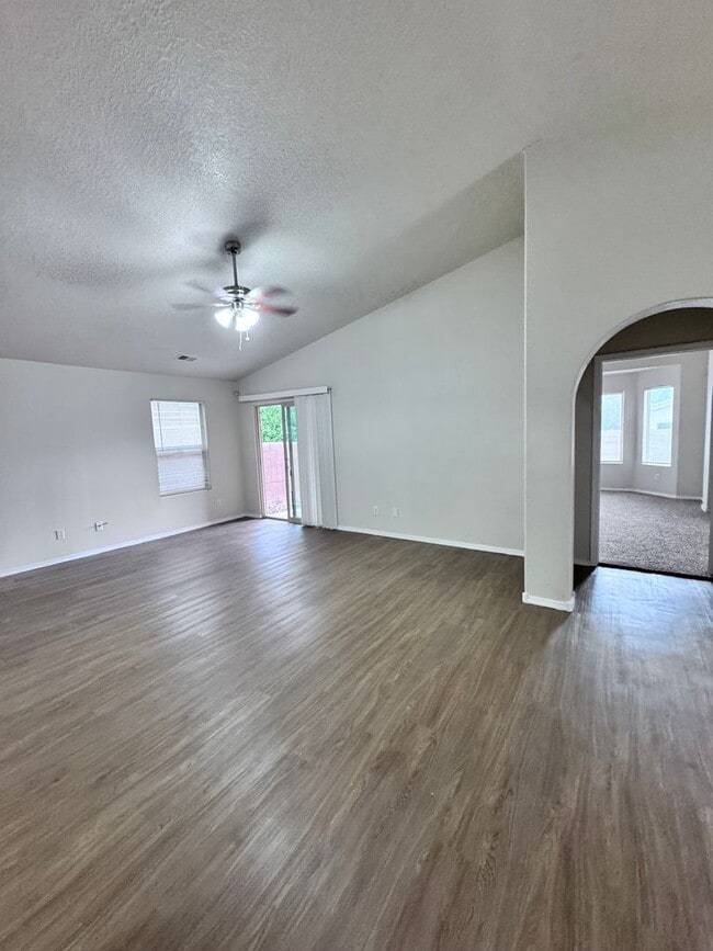 Building Photo - Great 3 bed, 2 bath, 1575 sq ft home in Huning Ranch!