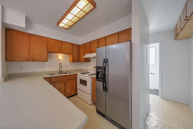 Building Photo - Spacious West Jordan Home w 2 car attached...