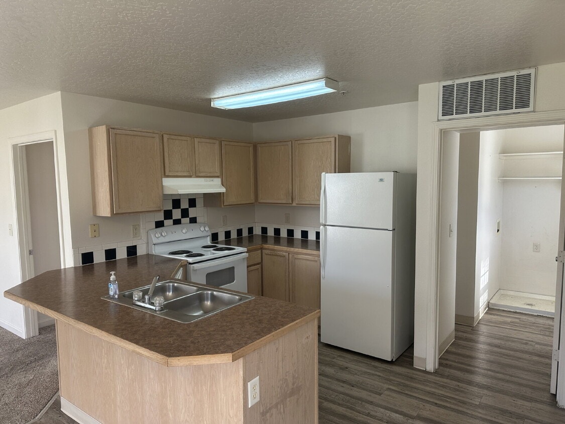 Primary Photo - 112 Davis Ave