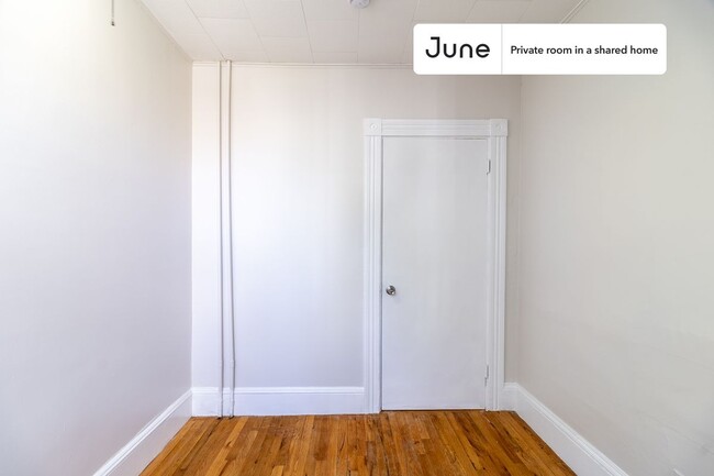 Foto del edificio - Private bedroom in 3 bed/1 bath Home