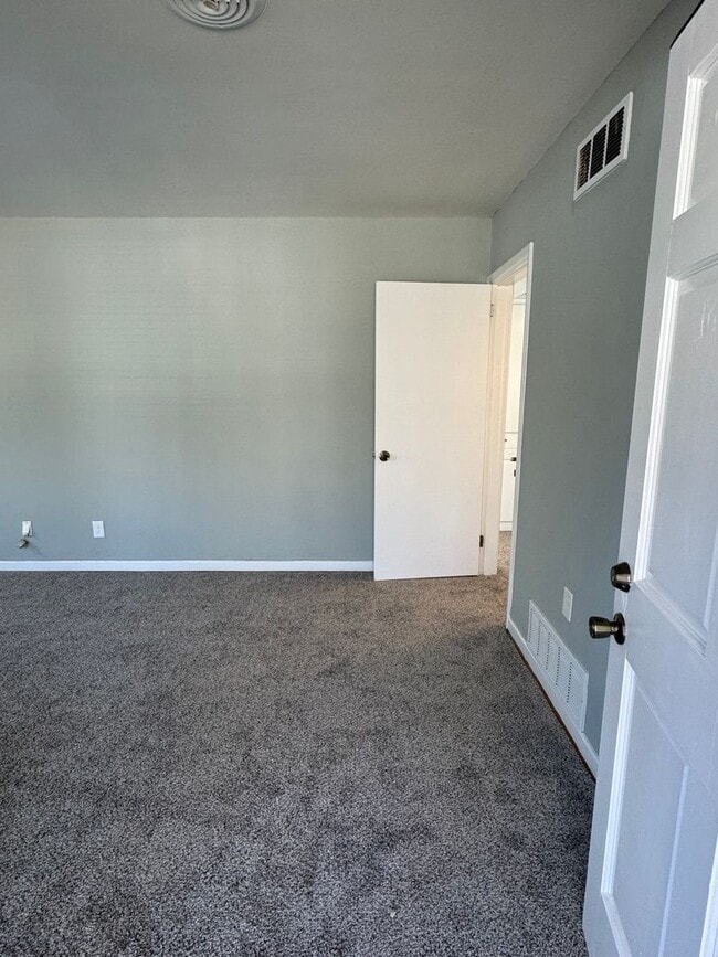 Building Photo - 3-Bedroom in Forst Hills area