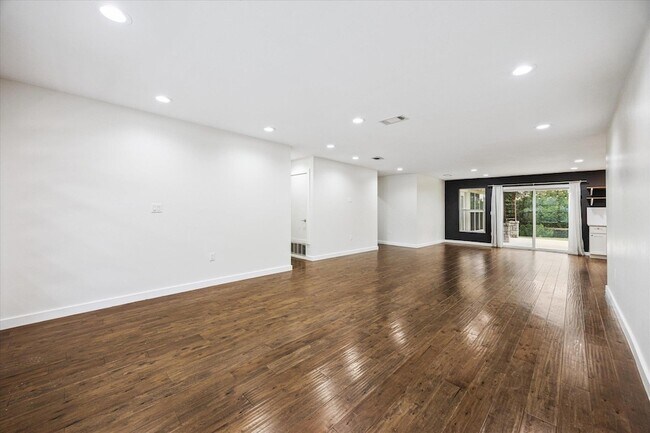 Foto del edificio - 6814 Langston Dr