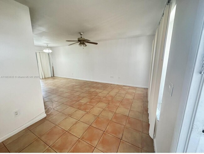 Foto del edificio - 1327 Riverside Cir