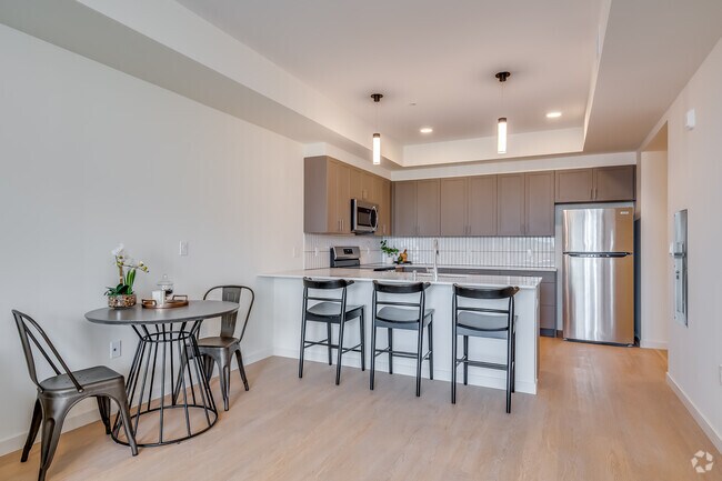 1 habitación, 1 baño - 660 pies cuadrados - Cocina - Welcome Home to Downtown Living at LUX at Lawrence!