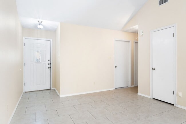 Building Photo - 265 Lohmann St