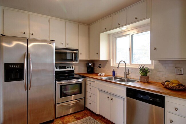 Foto del edificio - 2 Bed / 2 Bath Condo Uptown Santa Barbara - Hardwood floors + Private laundry!