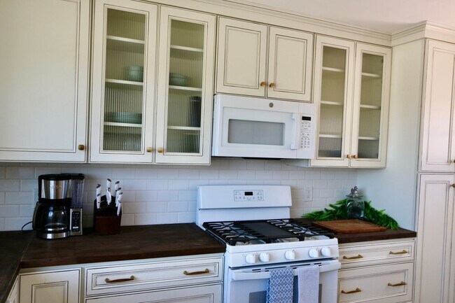 Foto del edificio - NEWLY Designed & Furnished Modern Farmhous...