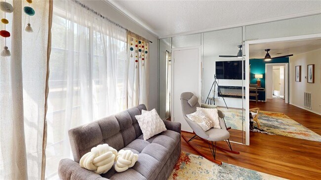Foto del edificio - 16542 Redwood Ct