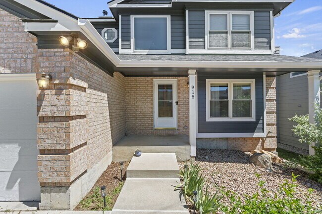 Foto del edificio - Spacious 5-Bedroom Home with Mountain View...