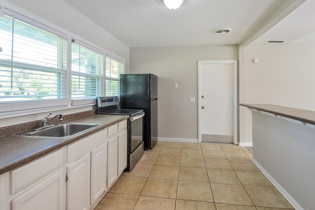 Building Photo - Cute 3 Bedroom Home