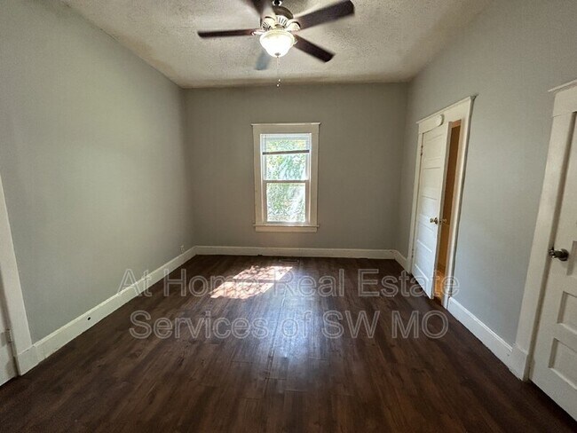 Building Photo - 828 W Monroe Terrace