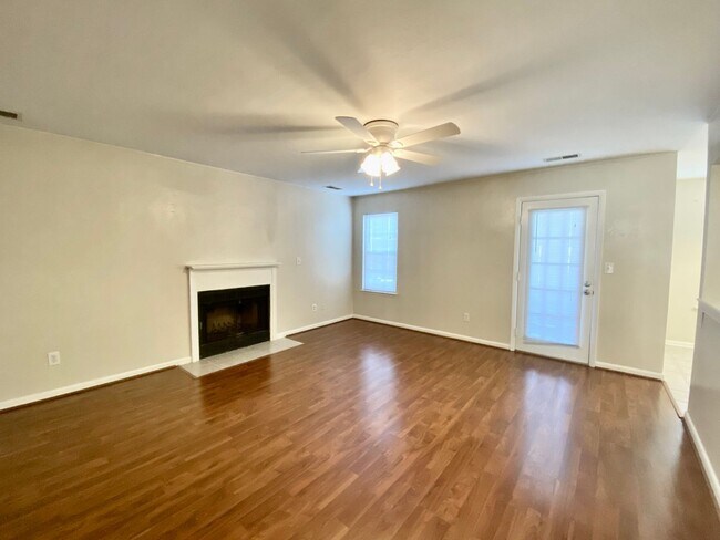 Building Photo - Ready 09/17/24!! Adorable 2-Bedroom 1st Fl...