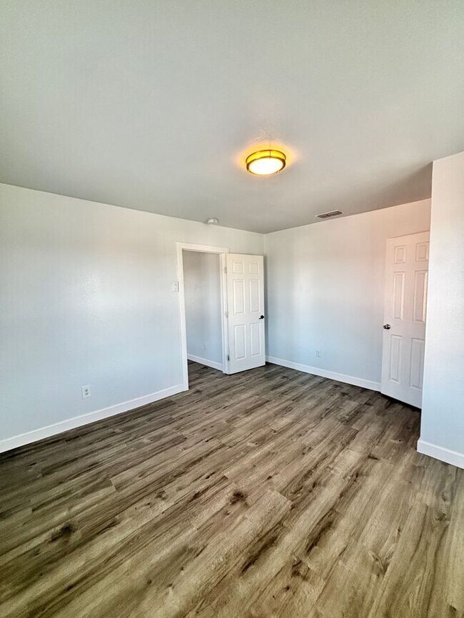 Building Photo - Charming 1-Bedroom Apartment with Convenie...