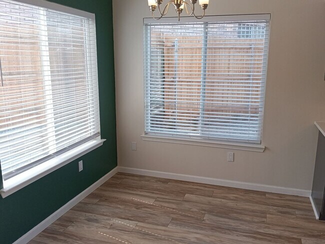 Foto del edificio - Spacious 4-bedroom, 2-bathroom home! Comin...