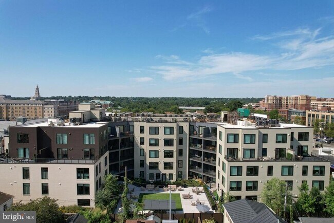 Foto del edificio - 701 N Henry St