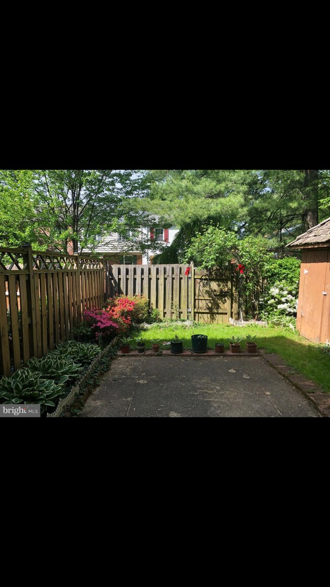 Building Photo - 31 Longmeadow Dr