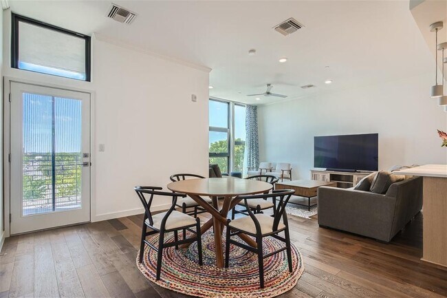 Foto del edificio - 1322 E 12th St