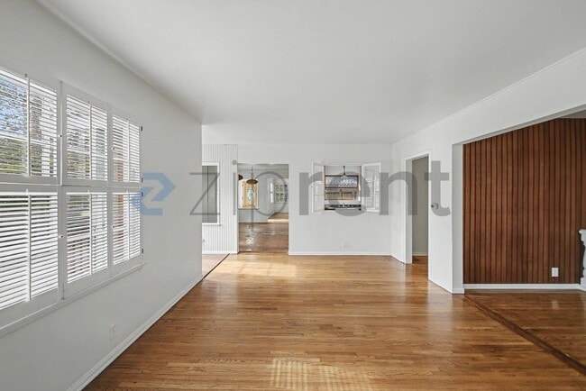 Building Photo - Unit