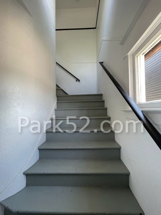 Building Photo - 2 Bedroom 1 Bathroom Duplex