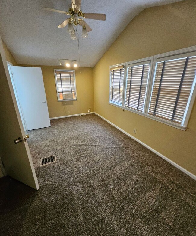 Foto del edificio - 3 Bedroom 2 Bathroom in Kansas City MO $1,400.00