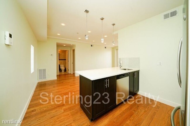 Building Photo - 2740 Hoyt Ave S