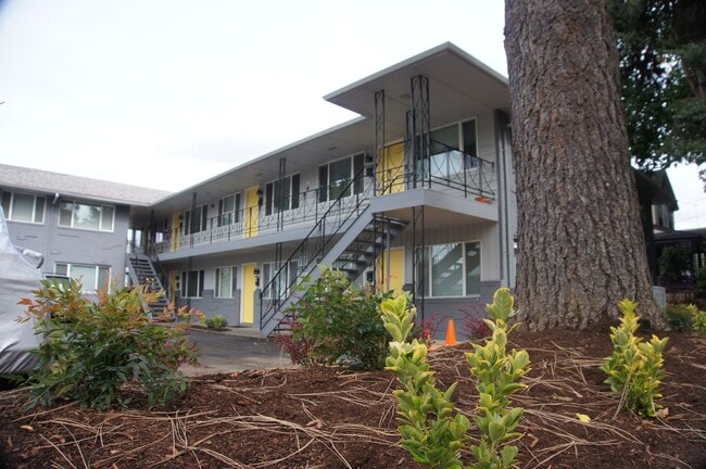 Off SE Belmont: Mid-Century 2Bdr w/Patio & Parking! - Off SE Belmont: Mid-Century 2Bdr w/Patio & Parking! Apartment