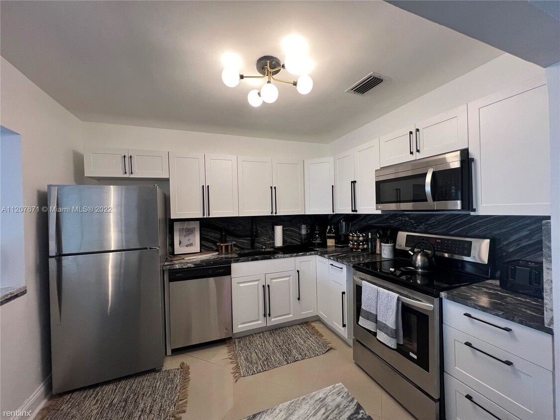 Foto principal - 3 br, 2 bath House - 12445 SW 42nd St # 0