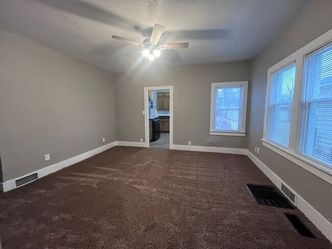 Foto del edificio - 1121 W Packard Ave