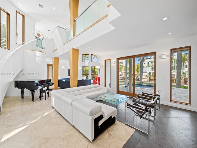 Building Photo - 450 Victoria Terrace