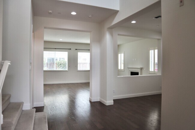 Foto del edificio - Stunning 3,400 Square Foot Home For Rent! ...