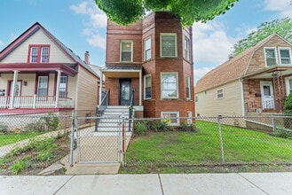 Building Photo - 4730 W Warwick Ave