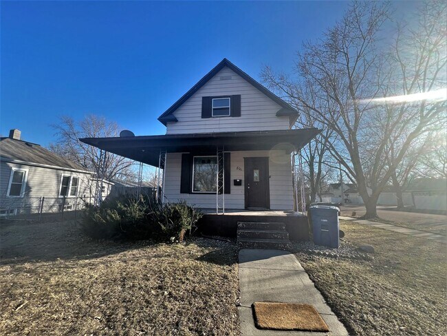 Foto del edificio - 801 E 6th- 4 bedroom house