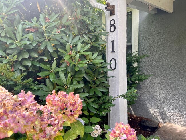 Foto del edificio - 810 Stonehenge Ave